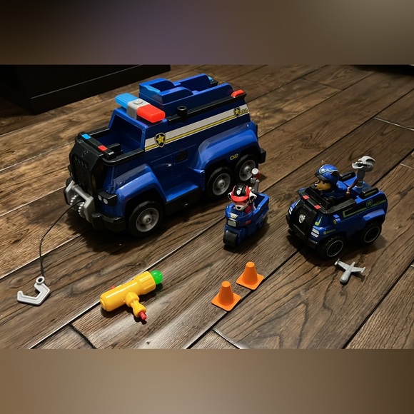 Paw Patrol Chase’s Deluxe Vehicle and Rescue Center Playset - Picture 1 of 14